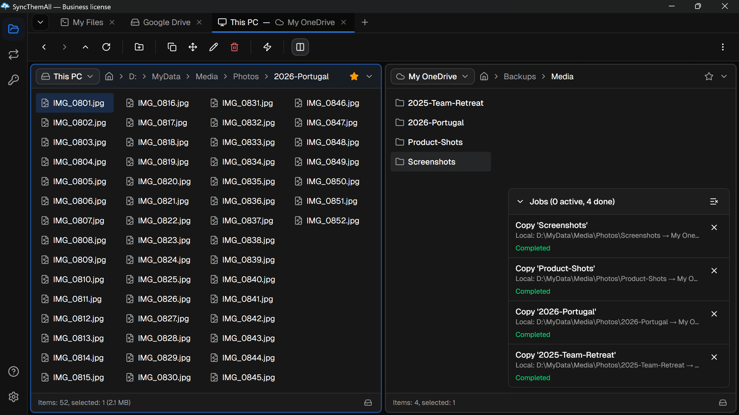 Explorador de doble panel de SyncThemAll haciendo copia de seguridad de una carpeta de fotos en OneDrive
