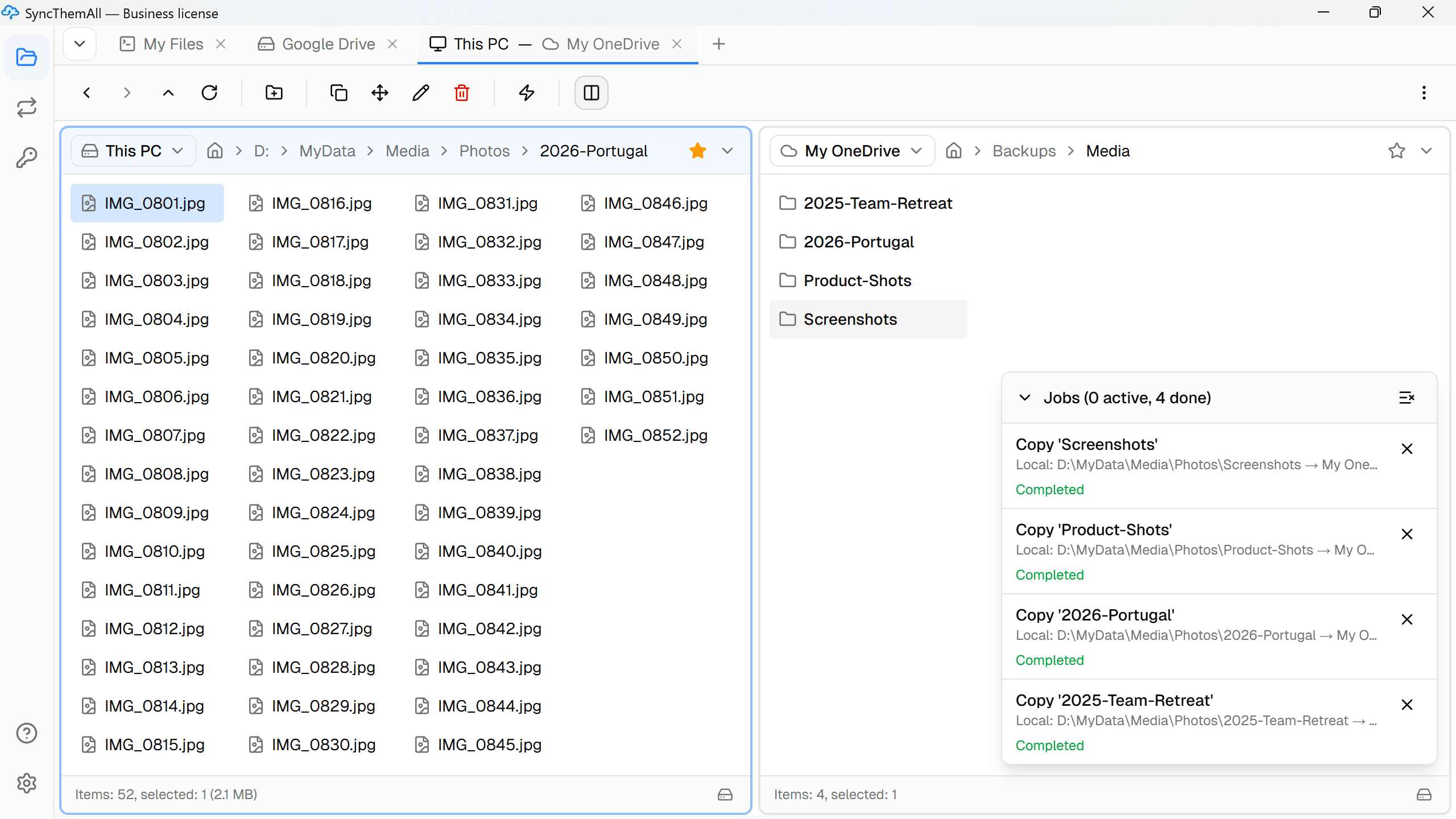 Explorador de doble panel de SyncThemAll haciendo copia de seguridad de una carpeta de fotos en OneDrive